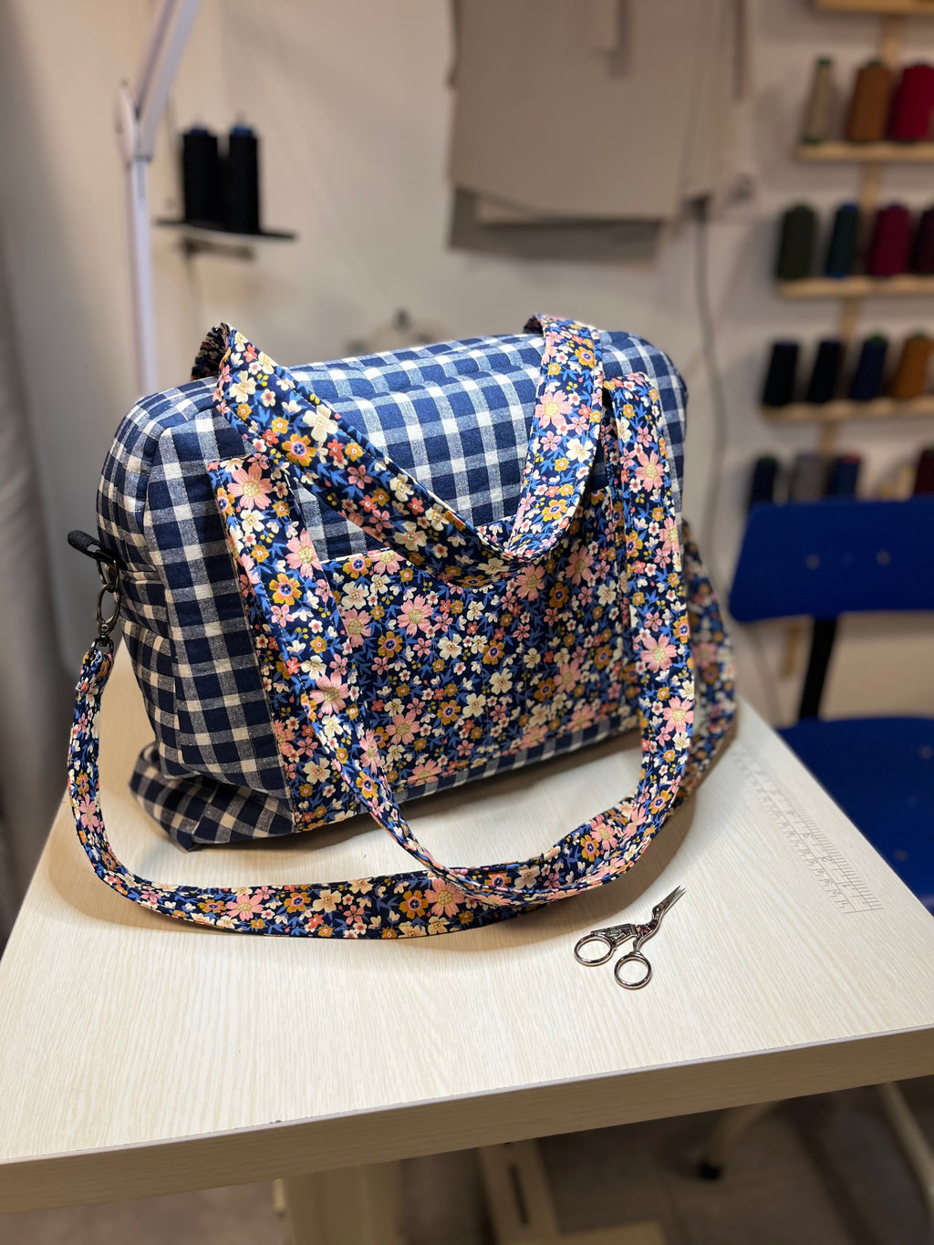 bolsa maternidad sobre mesa