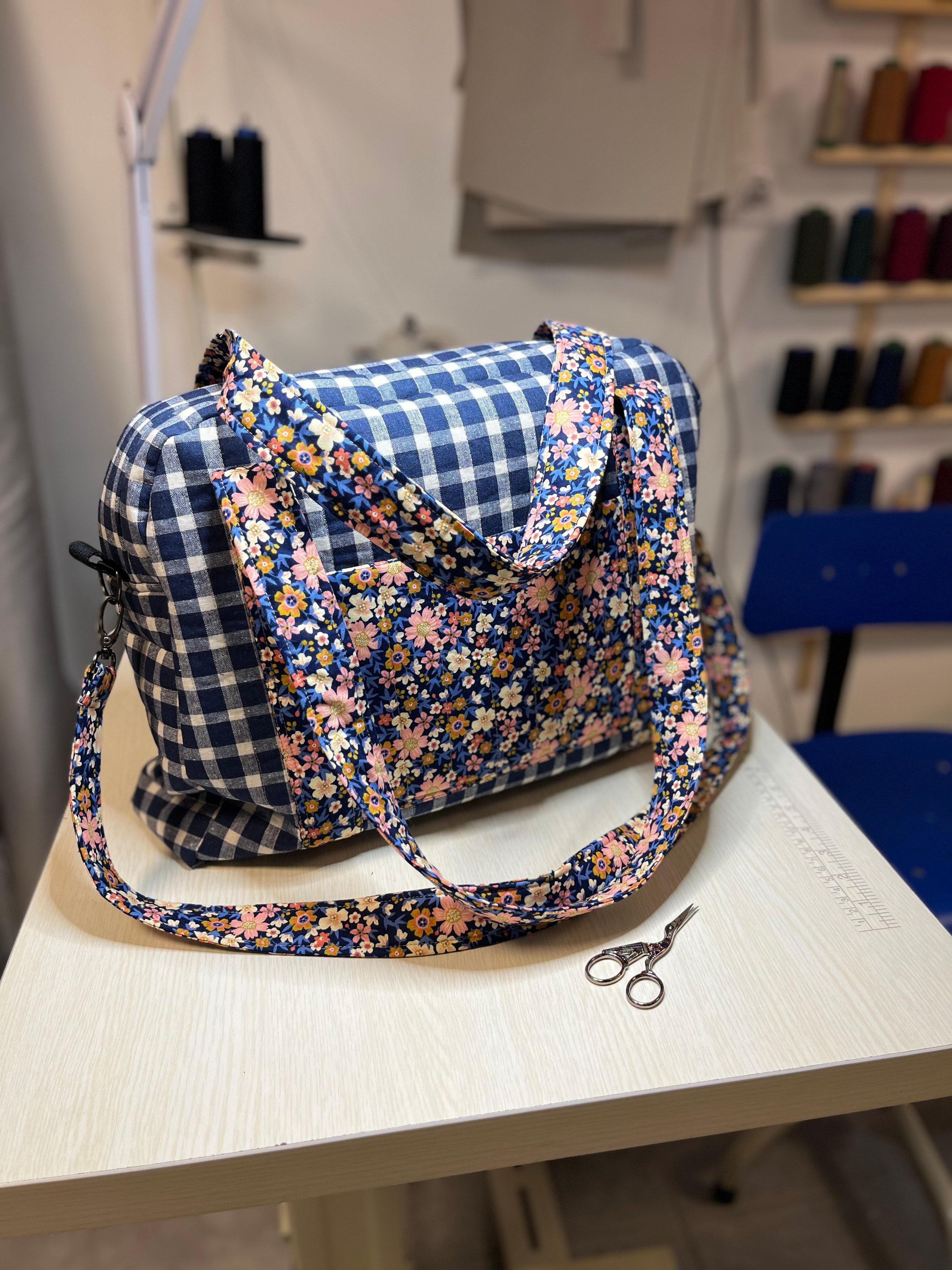 bolsa maternidad sobre mesa