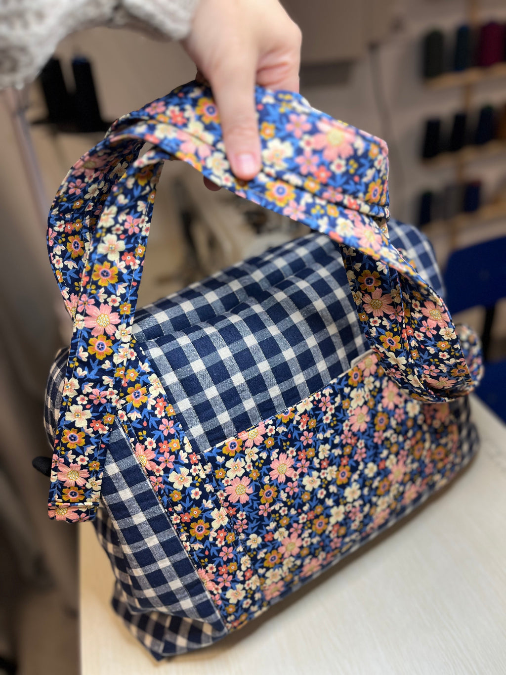 bolsa maternidad sujetando de asa